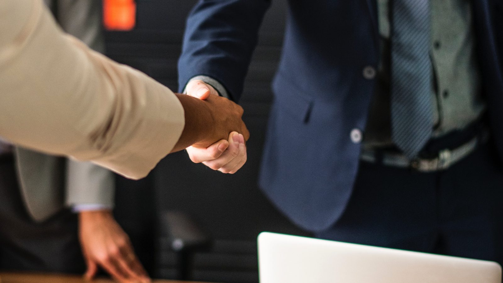handshake-8776219